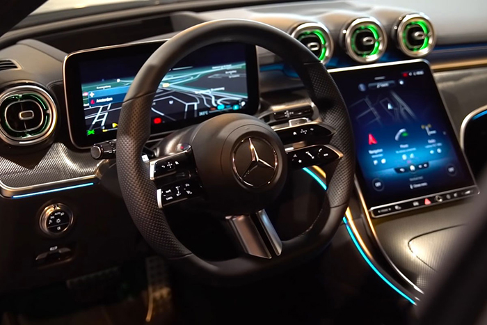 Khu vực lái của  Mercedes C300 gây ấn tượng với nhiều tiện ích nổi bật 
