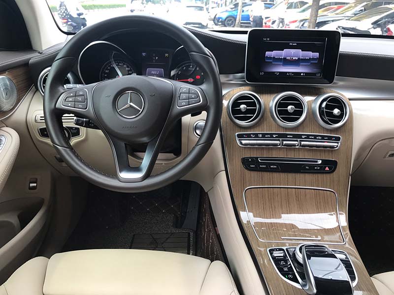 Xe Mercedes GLC 250 2018 cũ màu Đỏ nội thất Be chạy lướt 9000 km